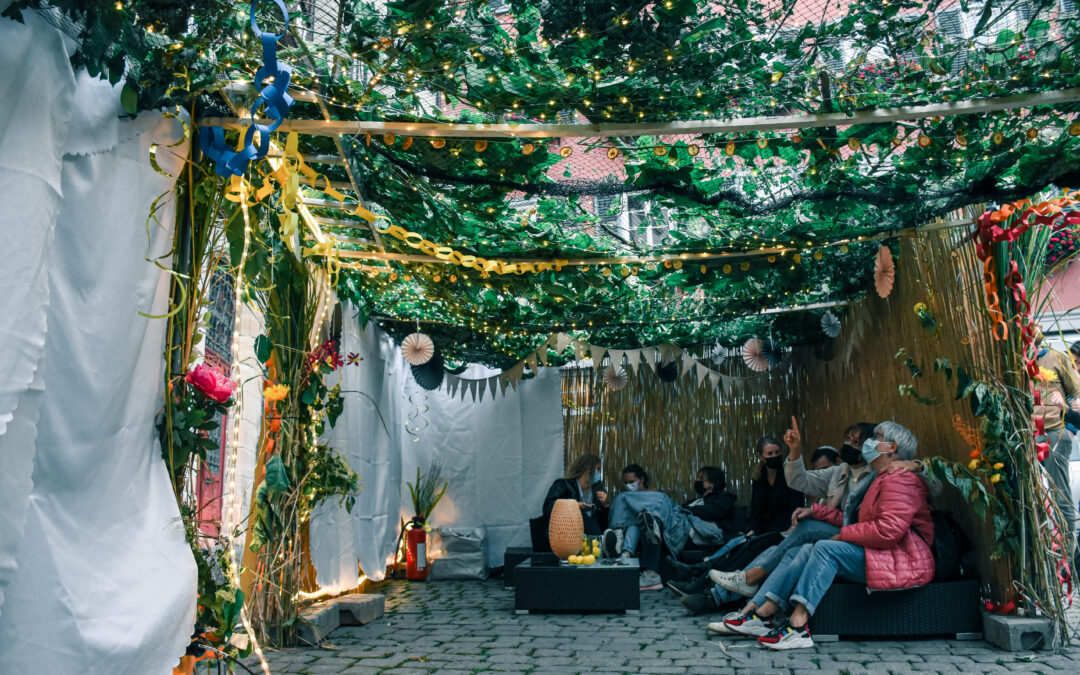 Visiting Friends – Encounters in the Sukkah